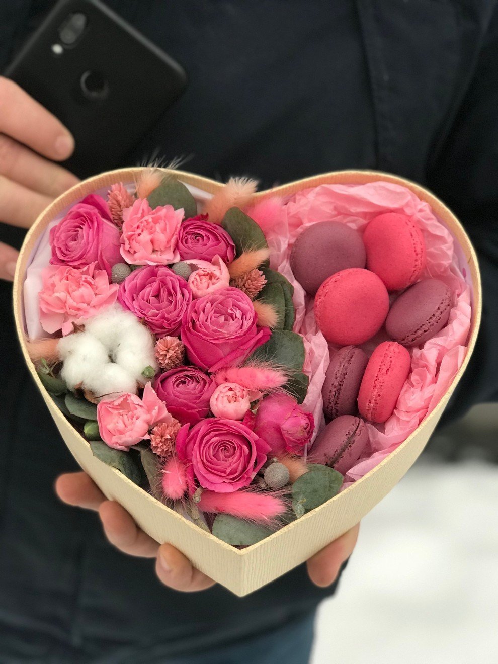 Коробка с цветами и пирожными