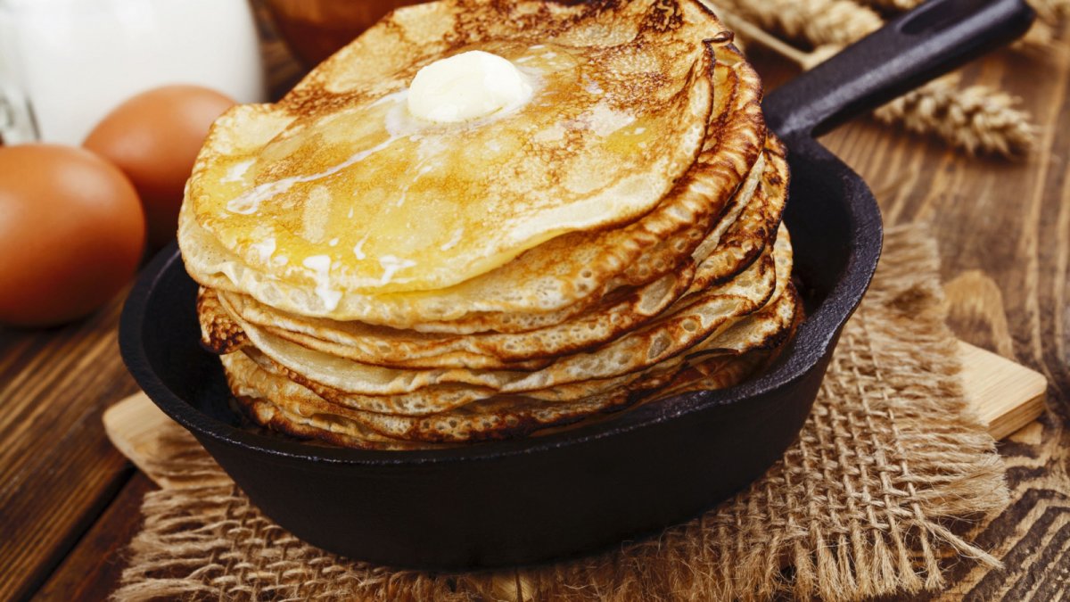 Блины с яйцом и маслом