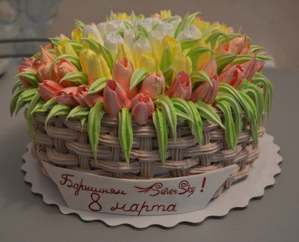 Торт корзина с тюльпанами