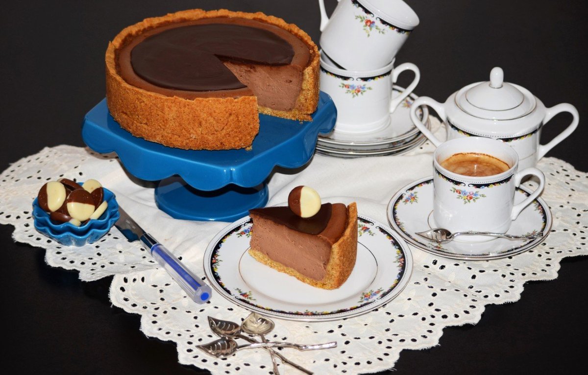 Кофе с молоком и пирожное