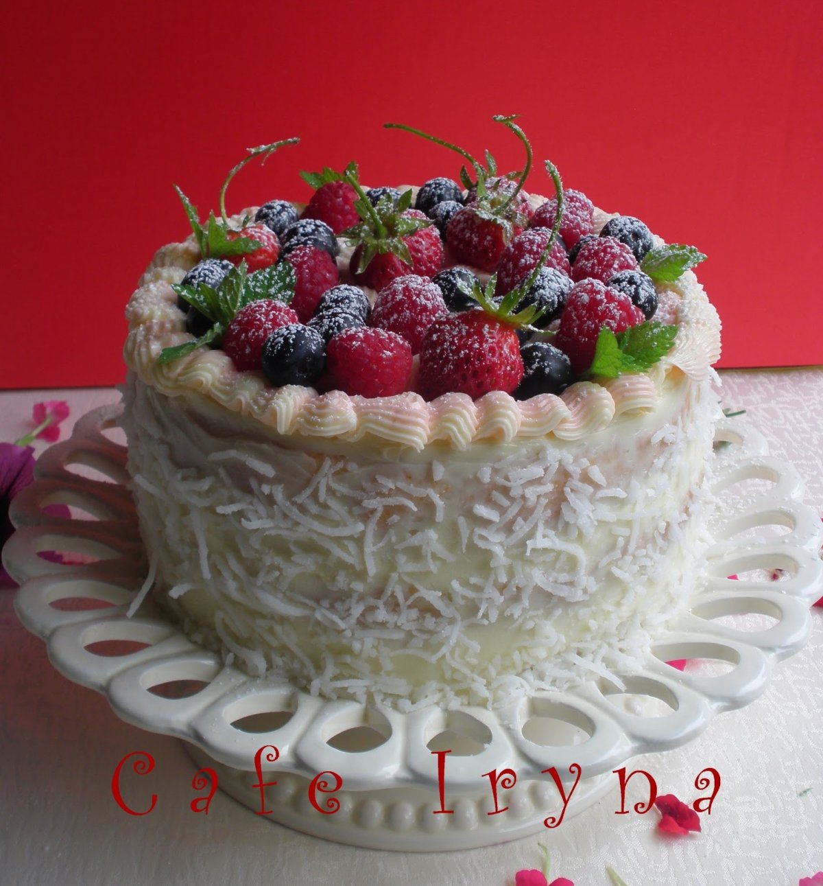 Торт с кремом и фруктами