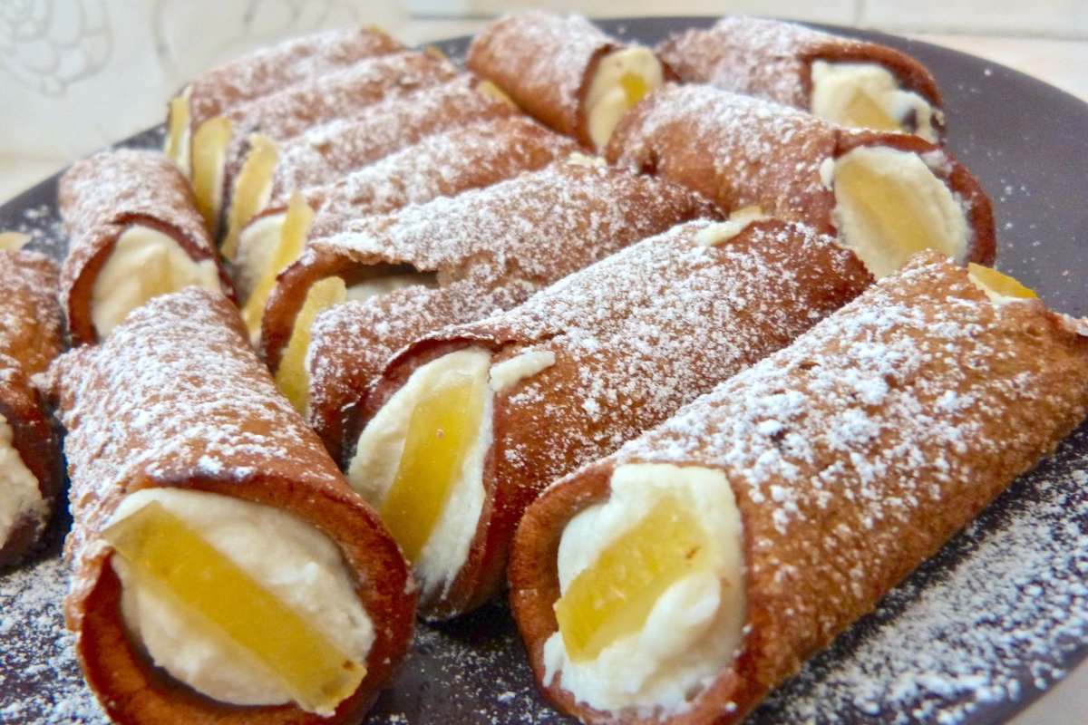 Канноли с клубникой
