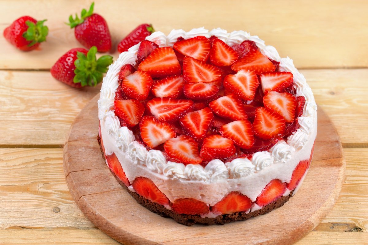 Пирог шарлотка с клубникой