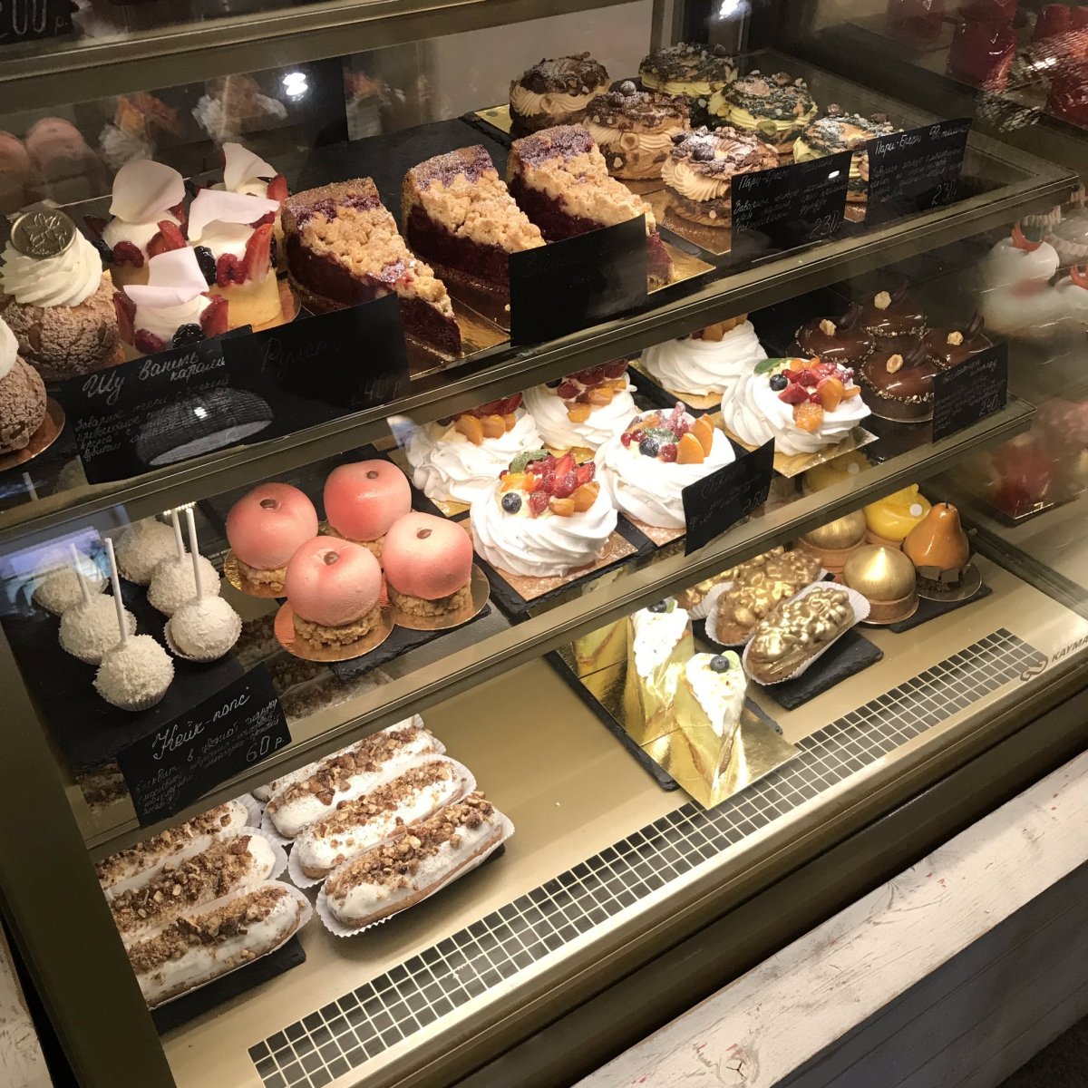Витрина с десертами в кафе