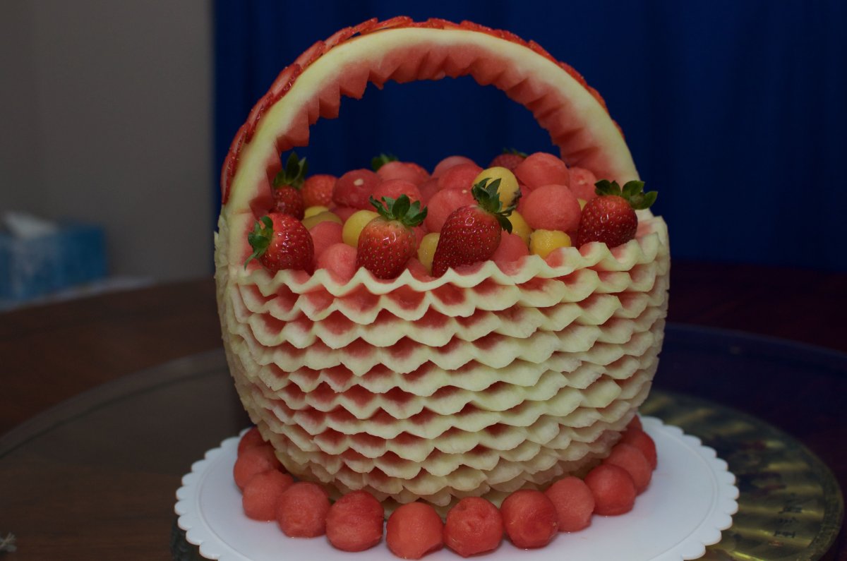 Фруктовая корзина из арбуза