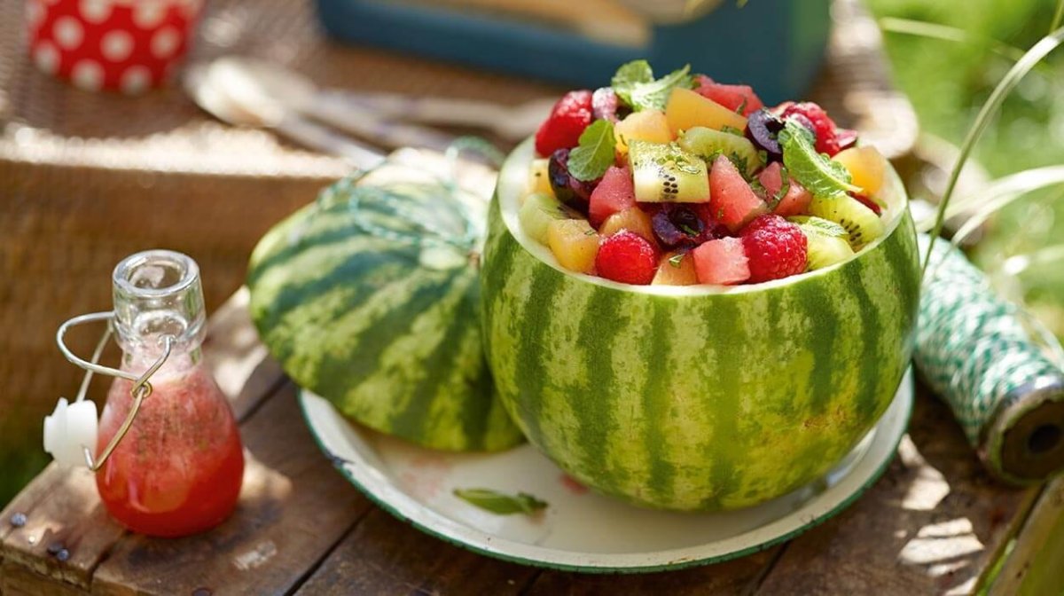 Корзина из арбуза с фруктами