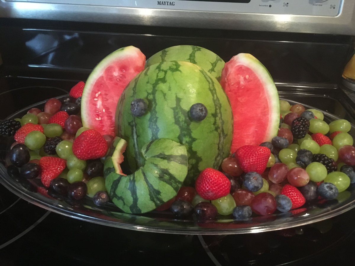 Корзинка из арбуза с фруктами