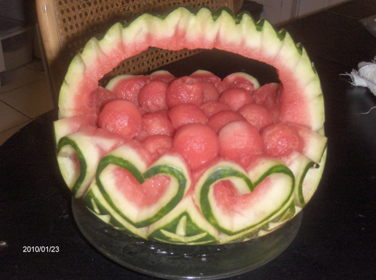 Корзинка из арбуза с фруктами