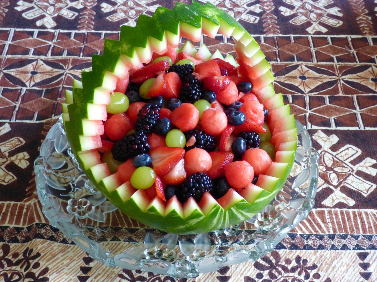 Корзина из арбуза с фруктами