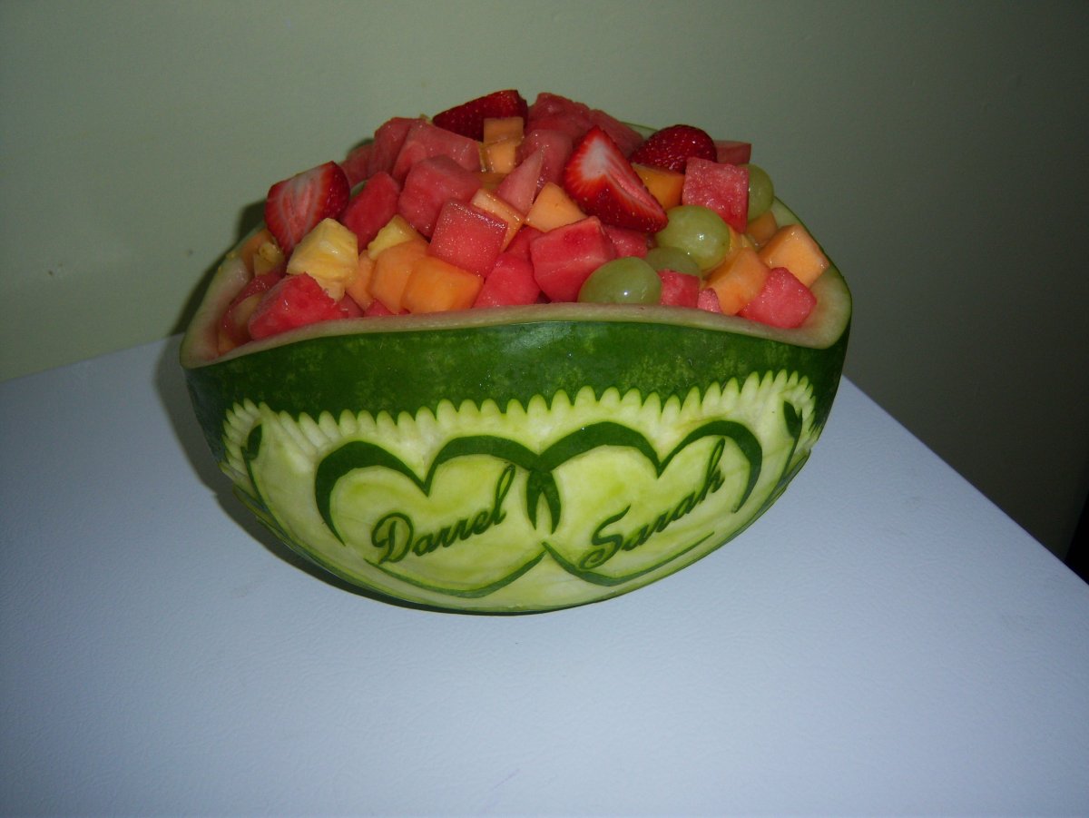 Корзина из арбуза с фруктами