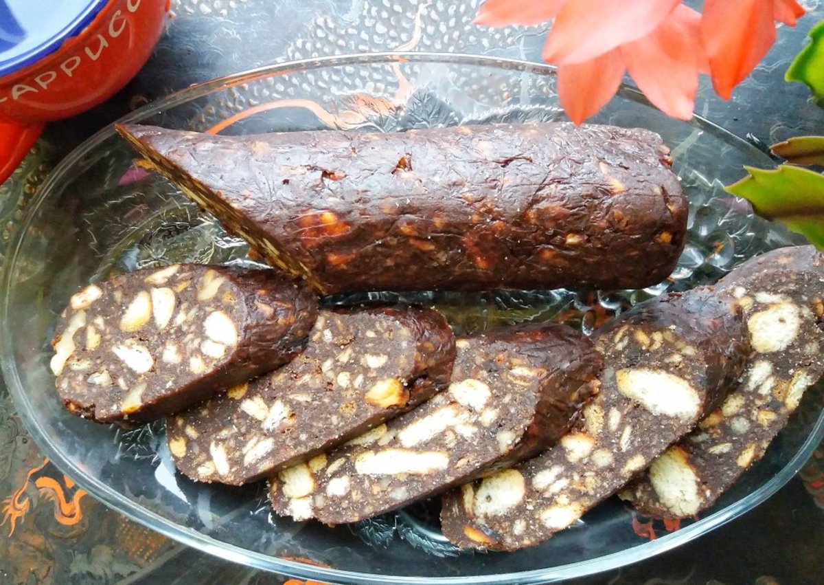 Колбаска из шоколада и печенья