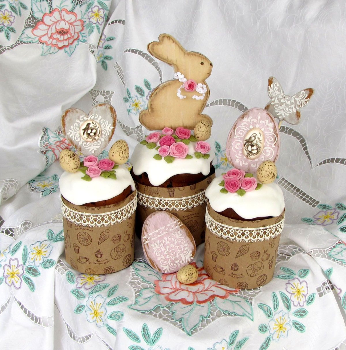 Пасхальные куличи украшенные пряничными фигурками