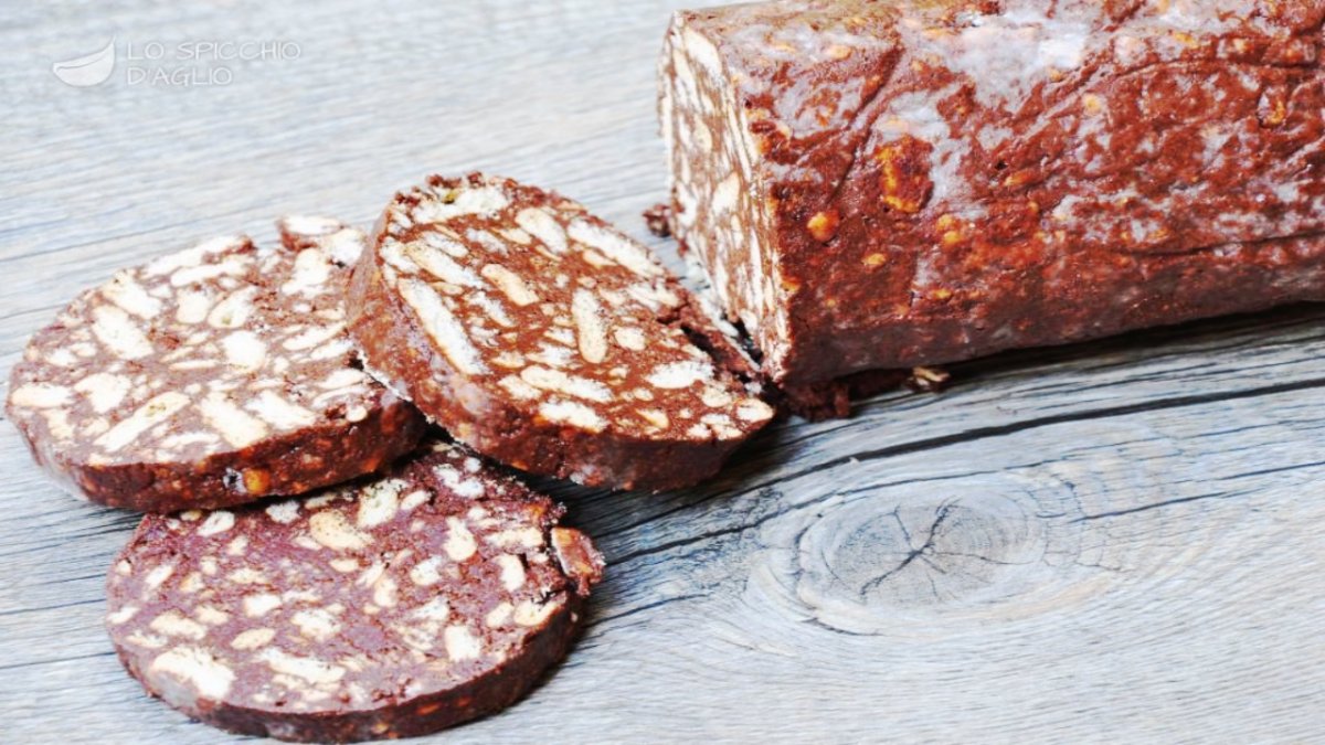 Шоколадная колбаска с орехами