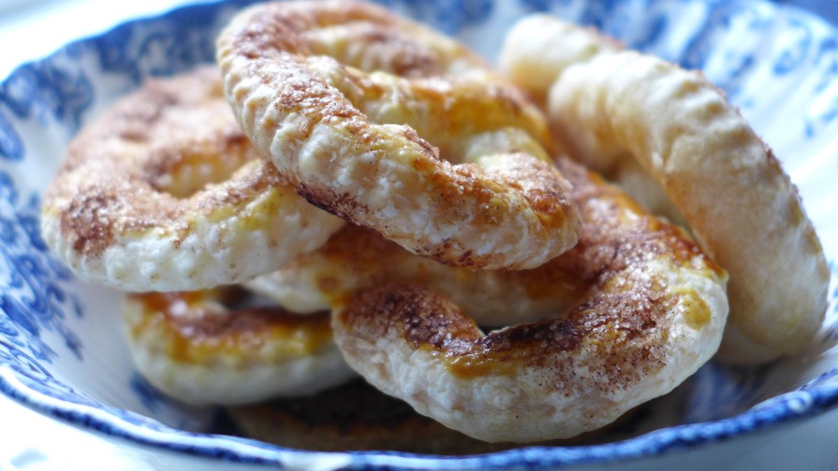 Крендель на тарелке