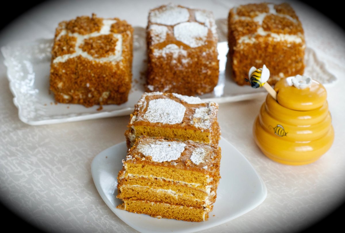 Пирожное из медовых коржей