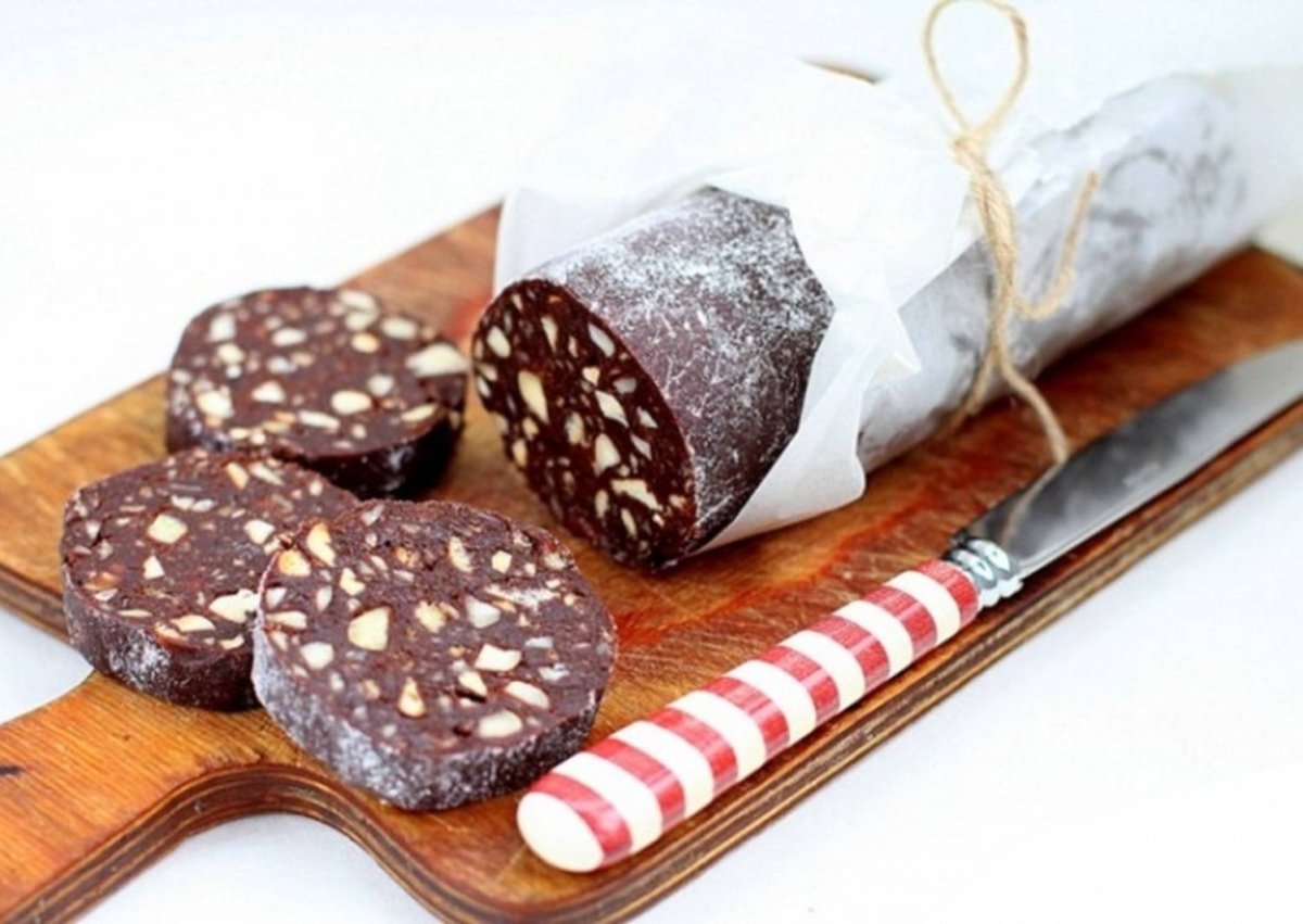 Шоколадная колбаска с орехами и печеньем