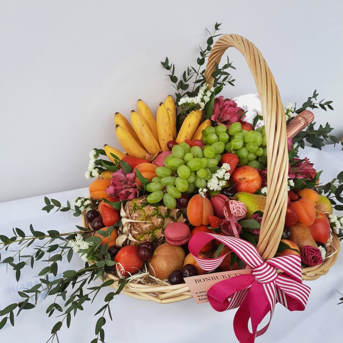 Корзина с фруктами и сладостями