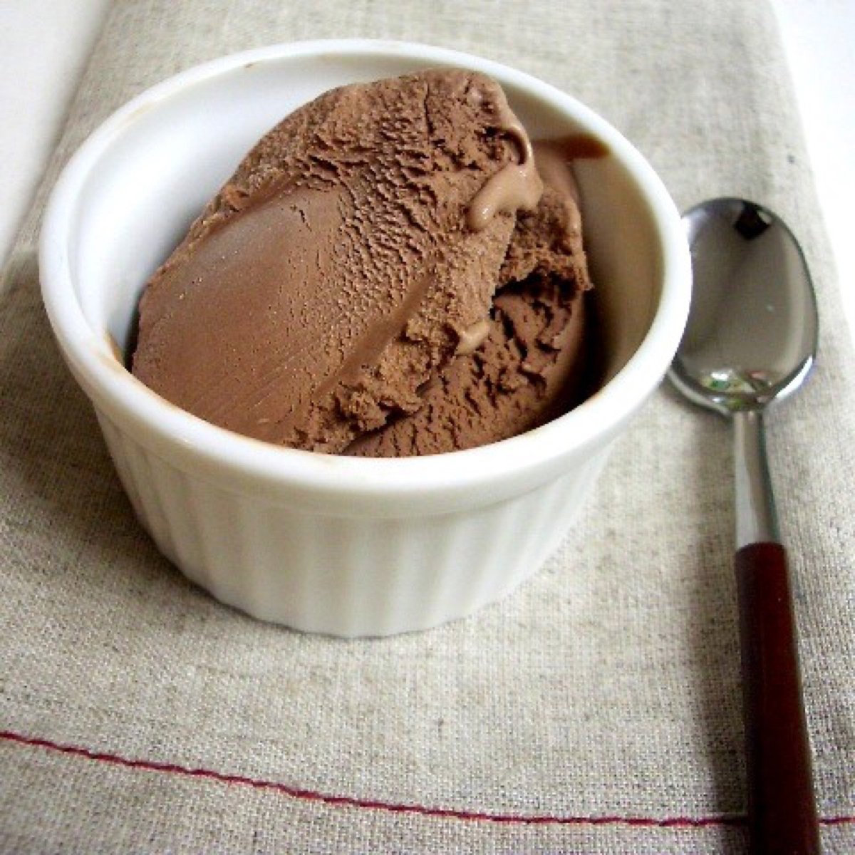 Сандей Frrrozen Haute Chocolate Ice Cream