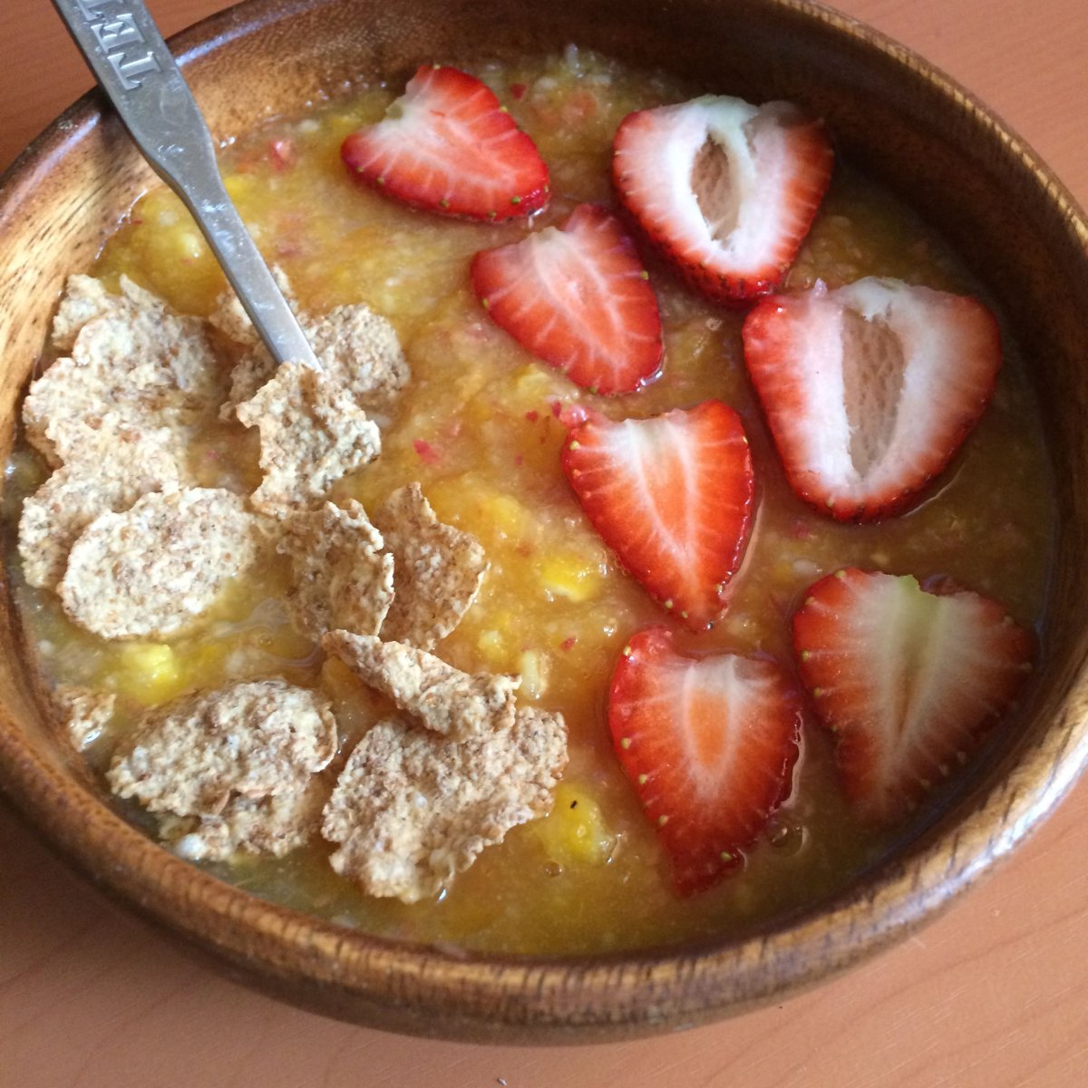 Овсянка украшенная клубникой