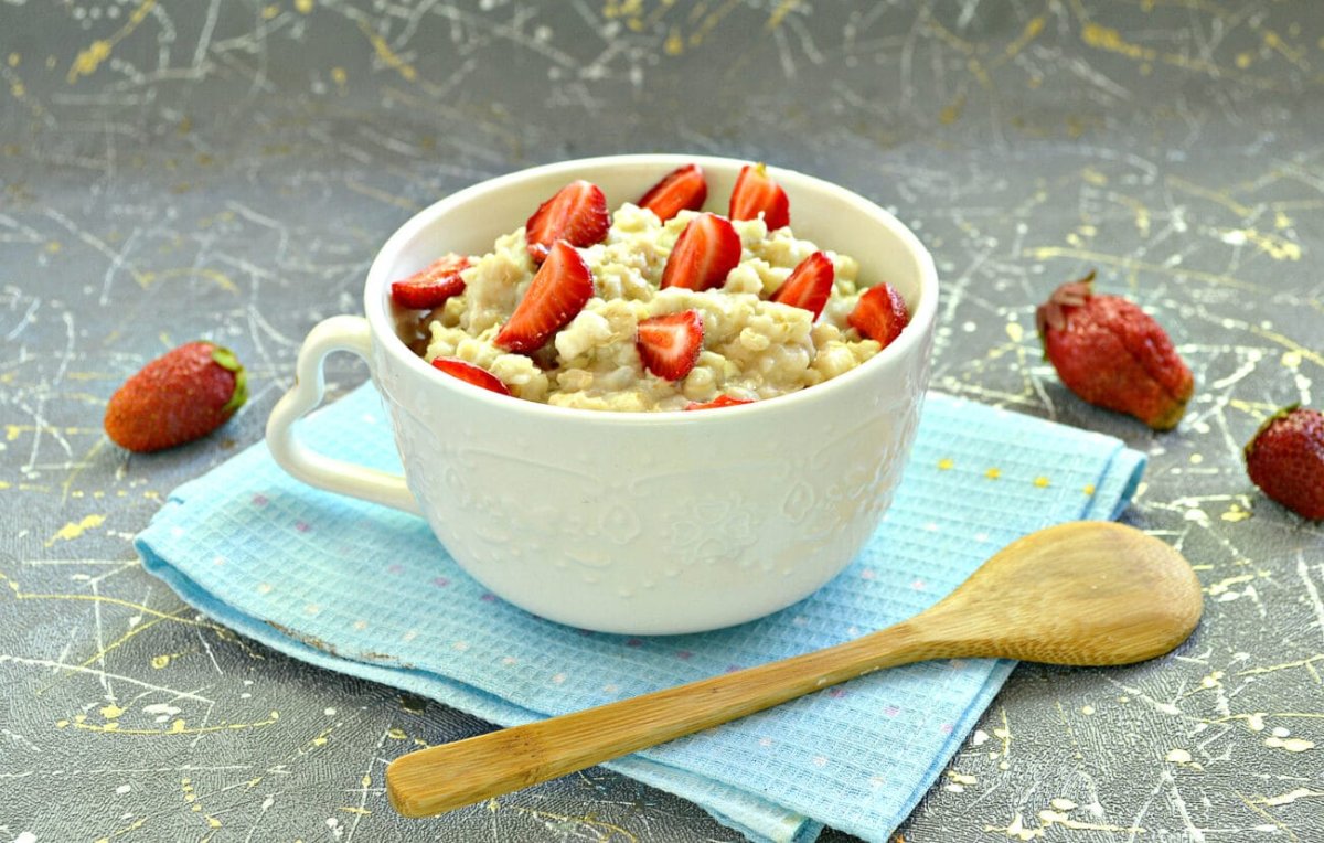 Овсяная каша с клубникой