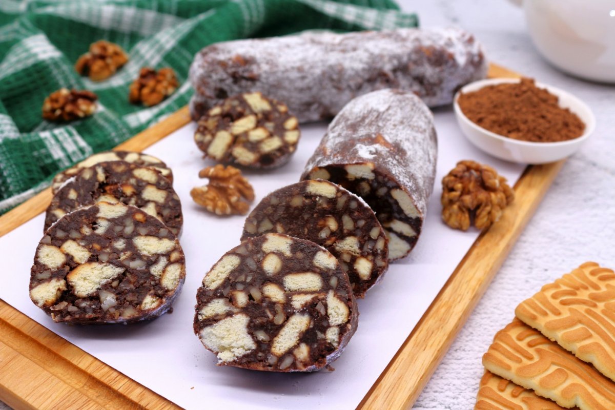 Сладкая колбаска с изюмом