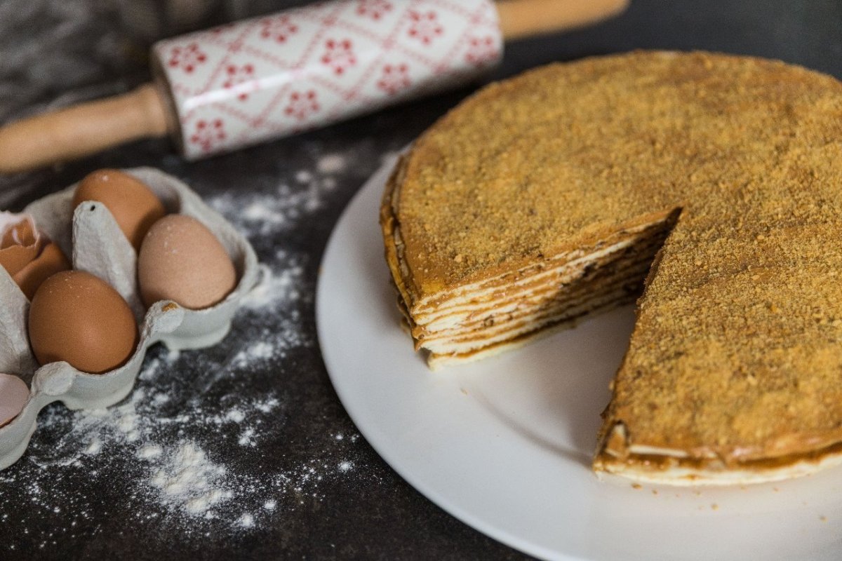 Конфеты, сгущёнка, печенье , масло слив