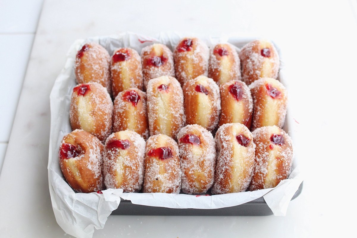 Сладкий пончик с джемом