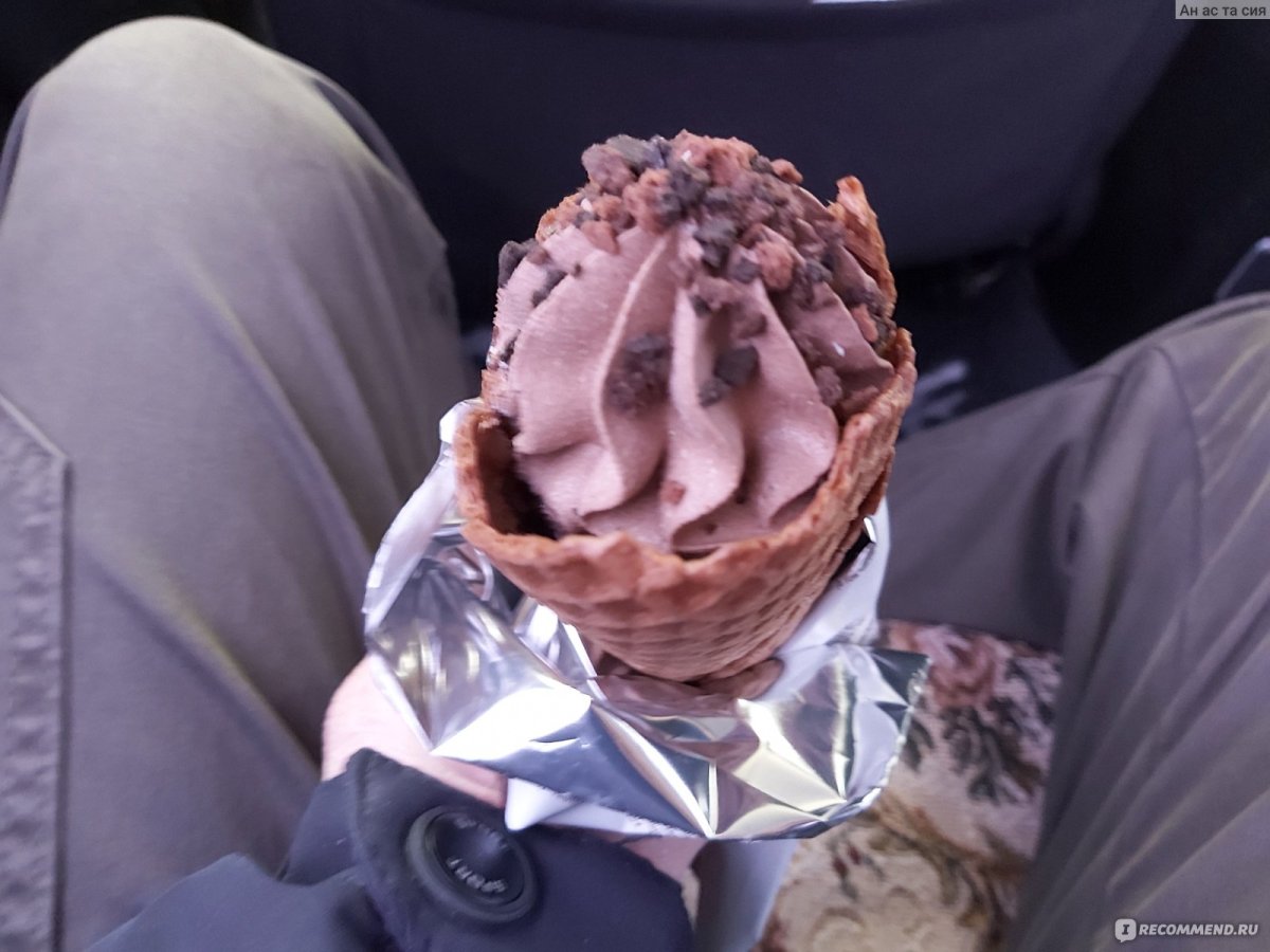 Клубничное мороженое в рожке