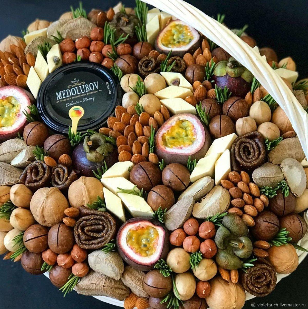 Букет из фруктов и орехов