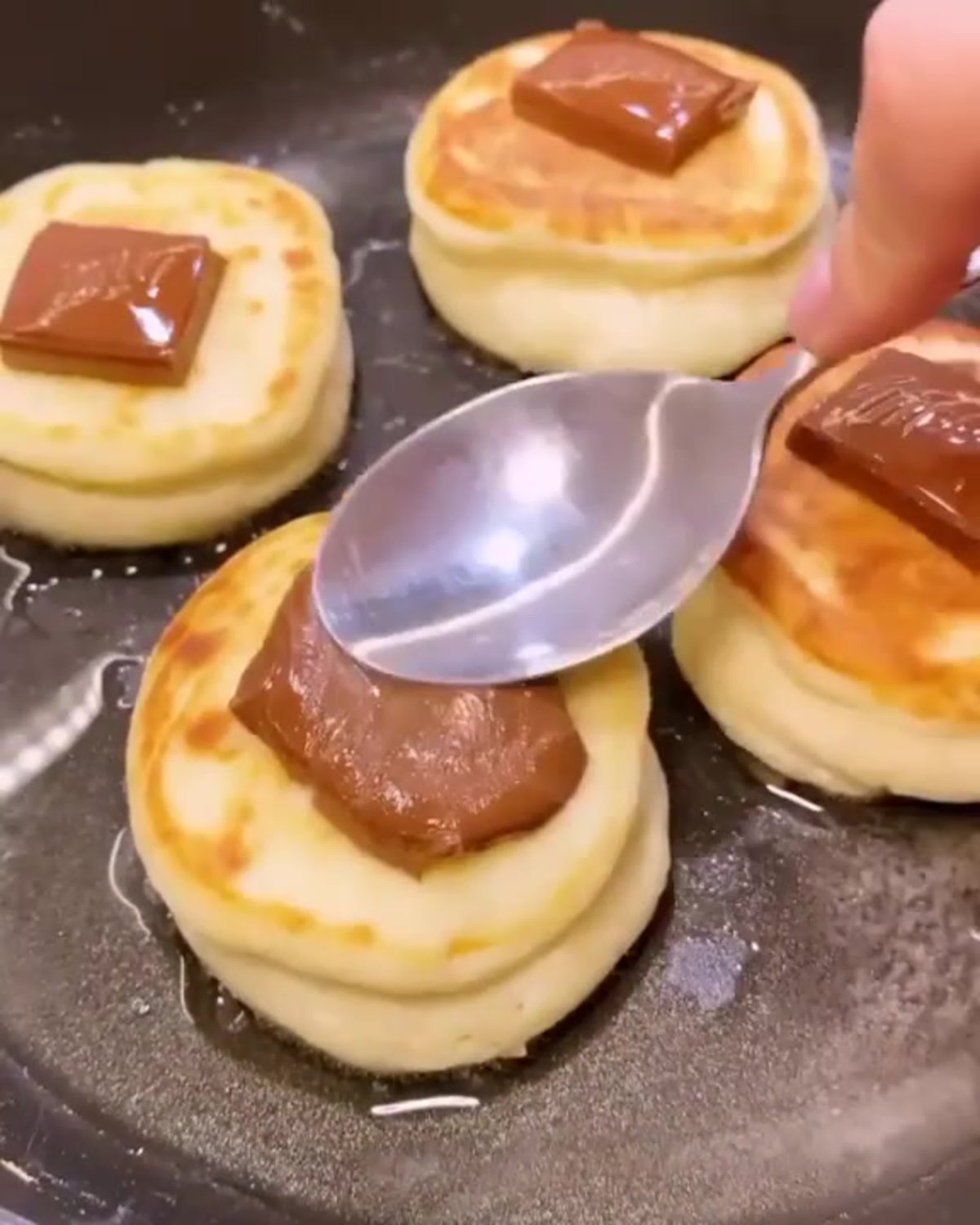 Сырники украшенные клубникой