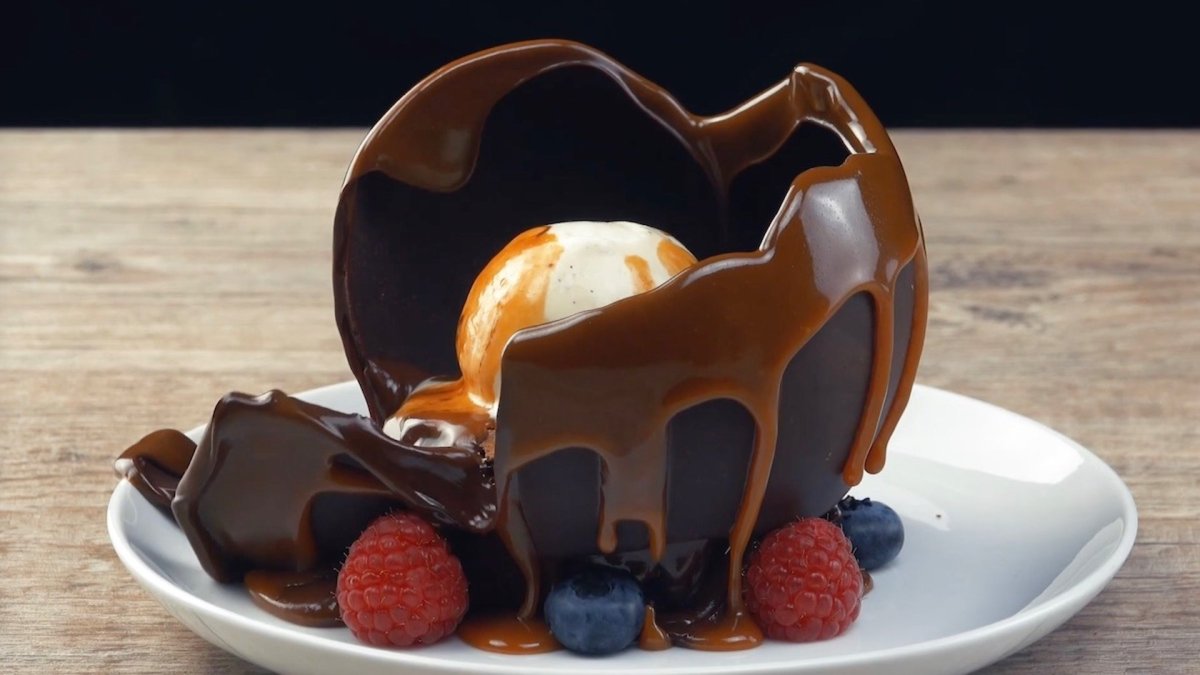 Десерт шоколадный шар
