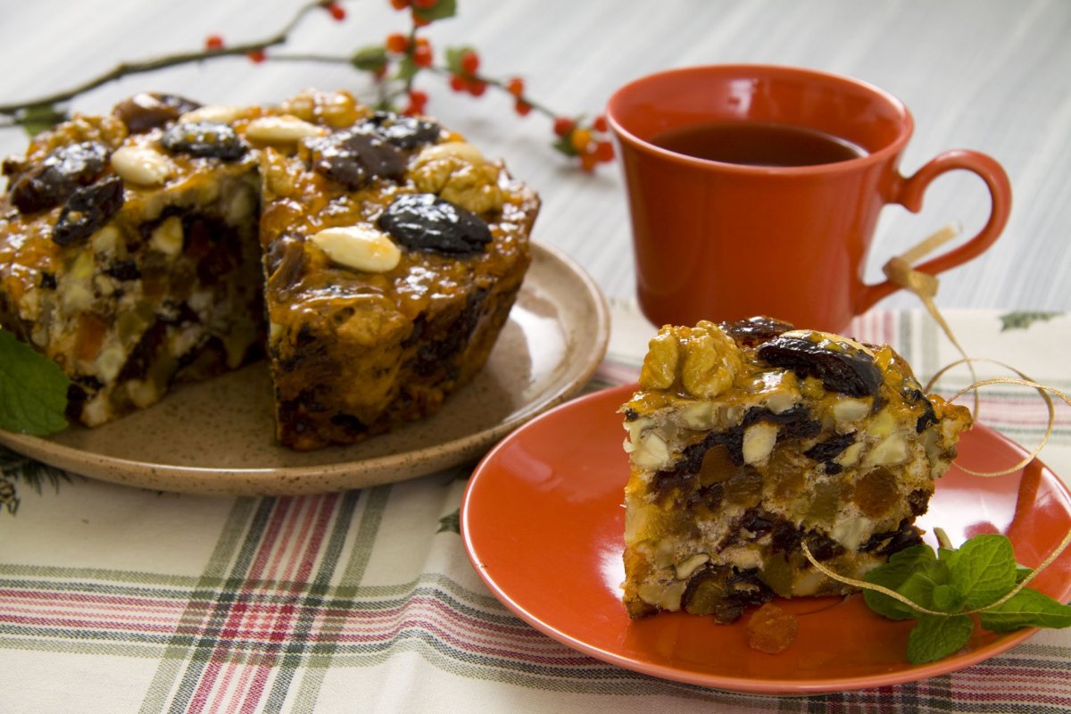 Пирог с грецкими орехами и изюмом