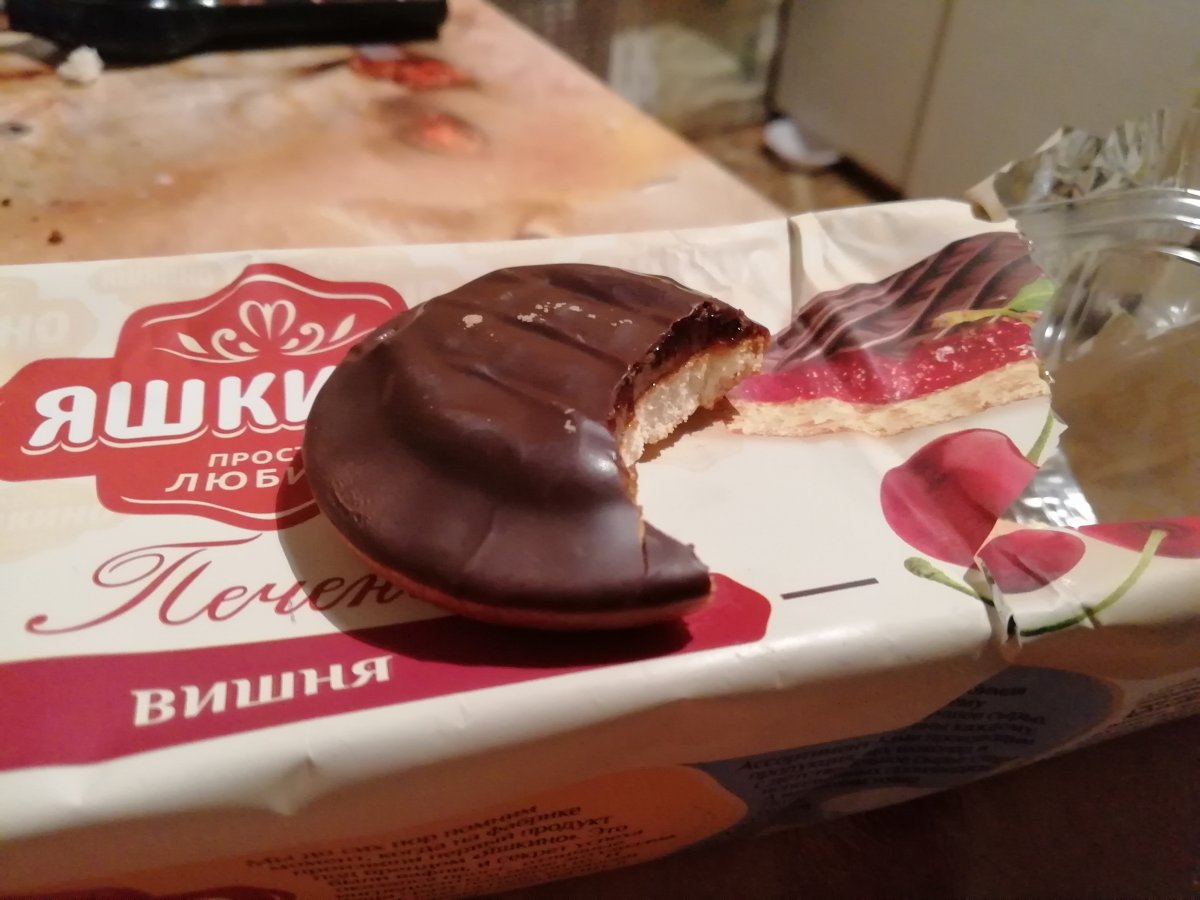 Пирожное с черемухой