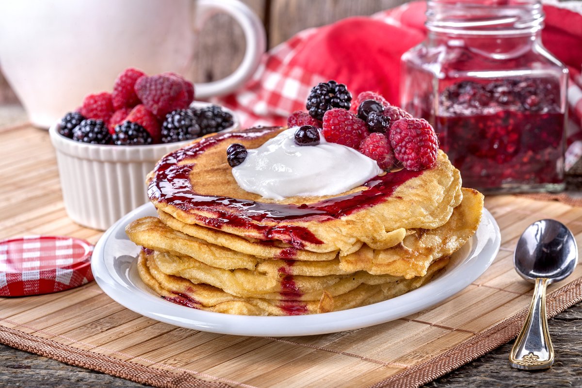 Блинчики с черничным джемом