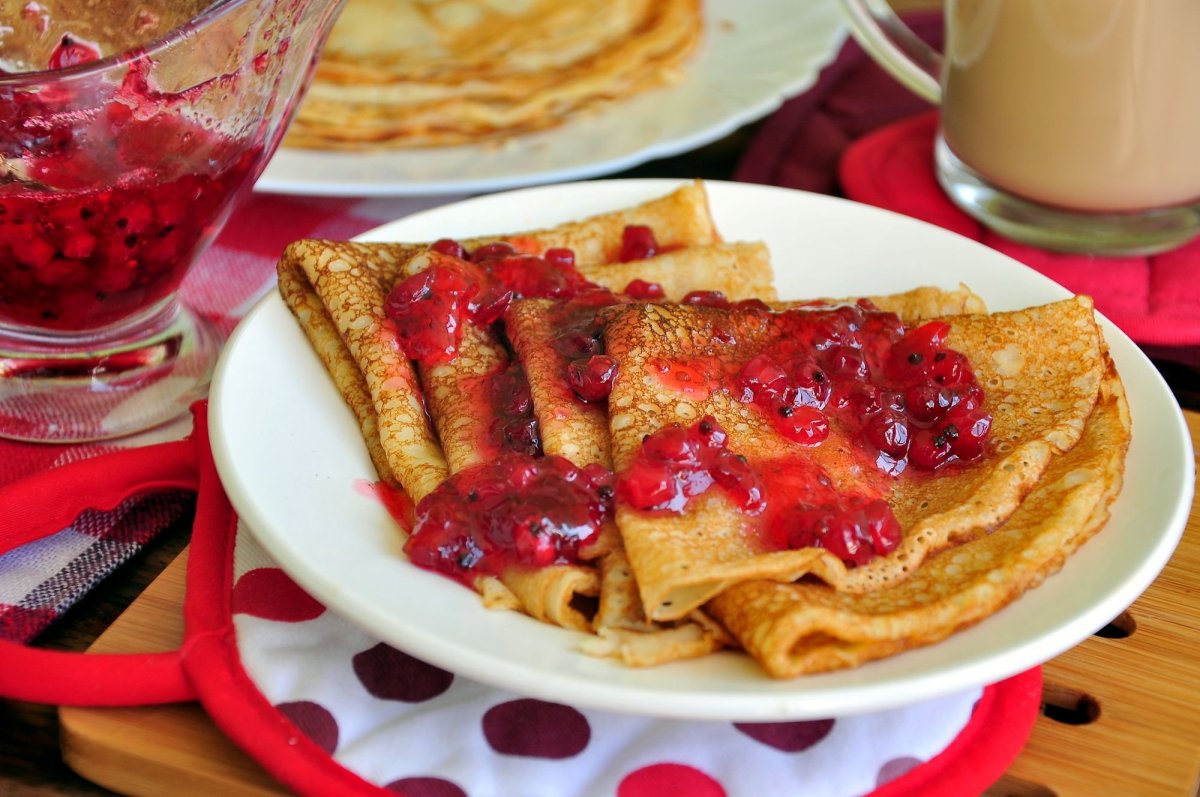 Блинчики с клубничным джемом