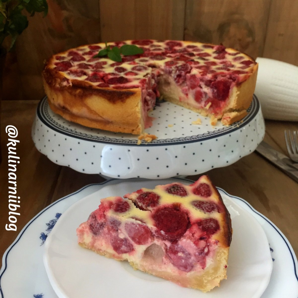 Песочный пирог с клубникой и сметанной заливкой