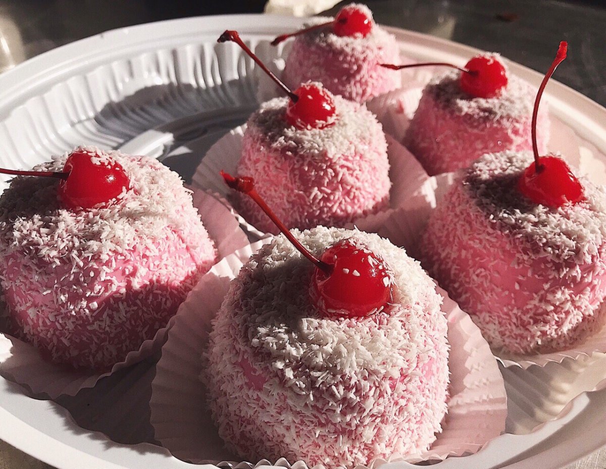 Муссовое пирожное вишня
