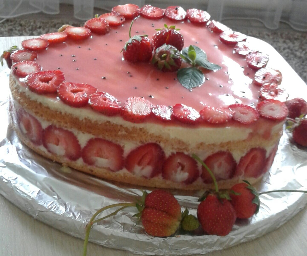 Шпинатный торт с клубникой