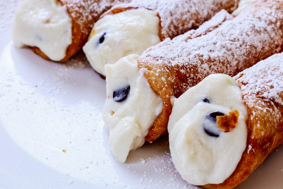 Канноли с кремом и клубникой