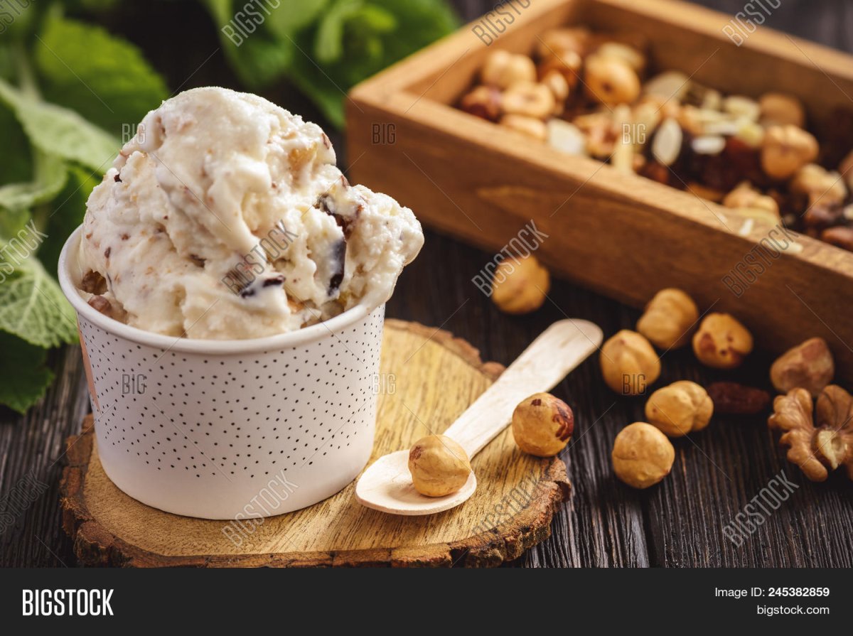 Мороженое с орешками в белом фоне