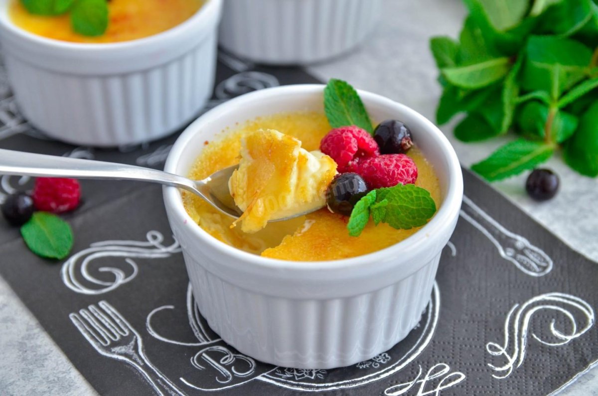 Десерт крем брюле с палочками