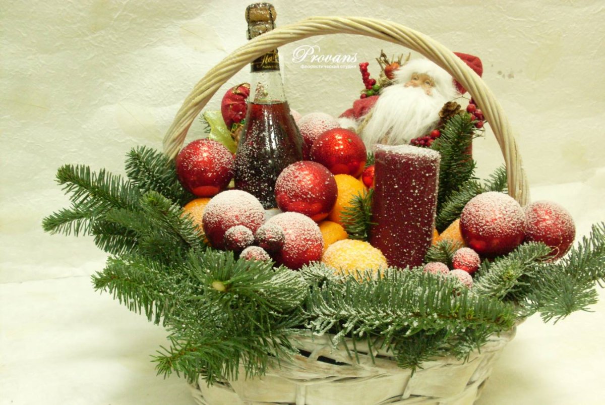 Новогодняя корзина с продуктами на снегу