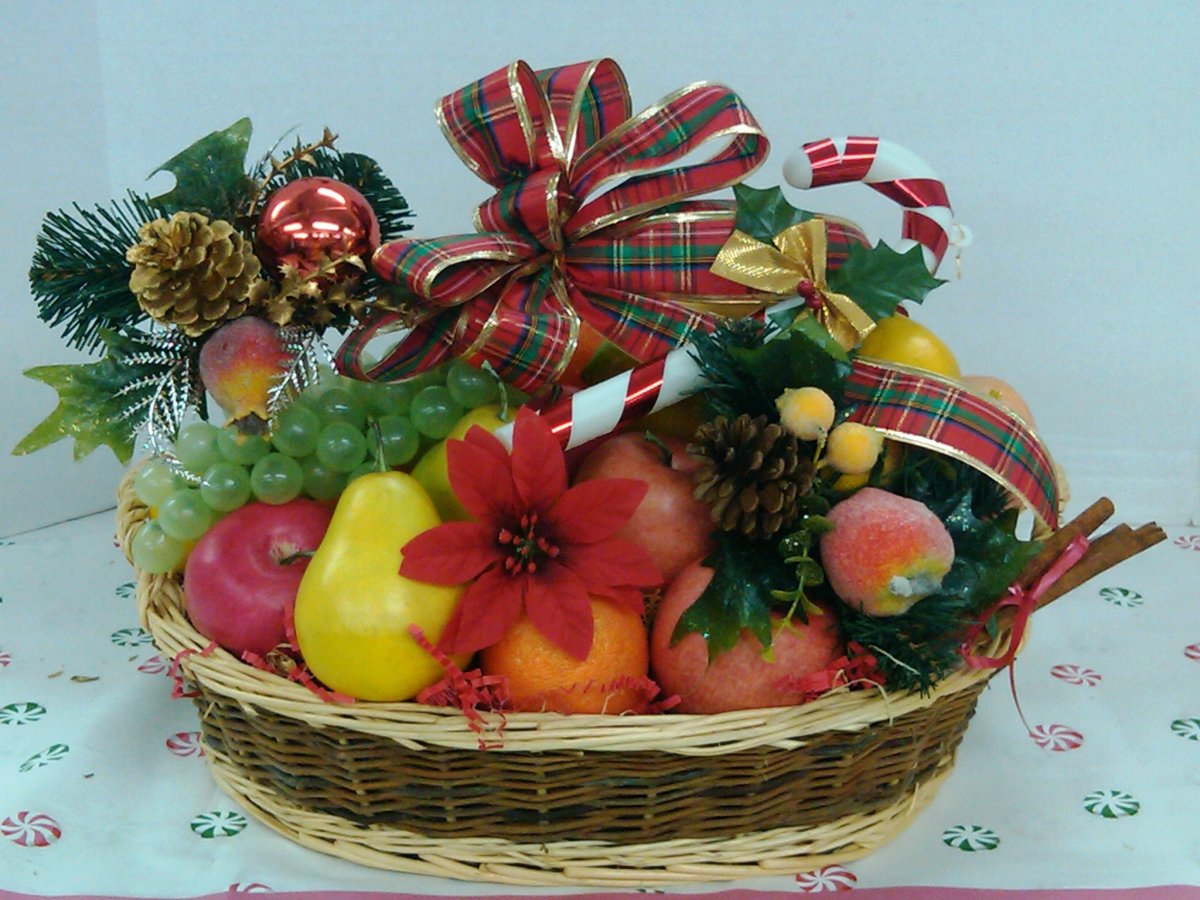 Корзина с сухофруктами и орехами