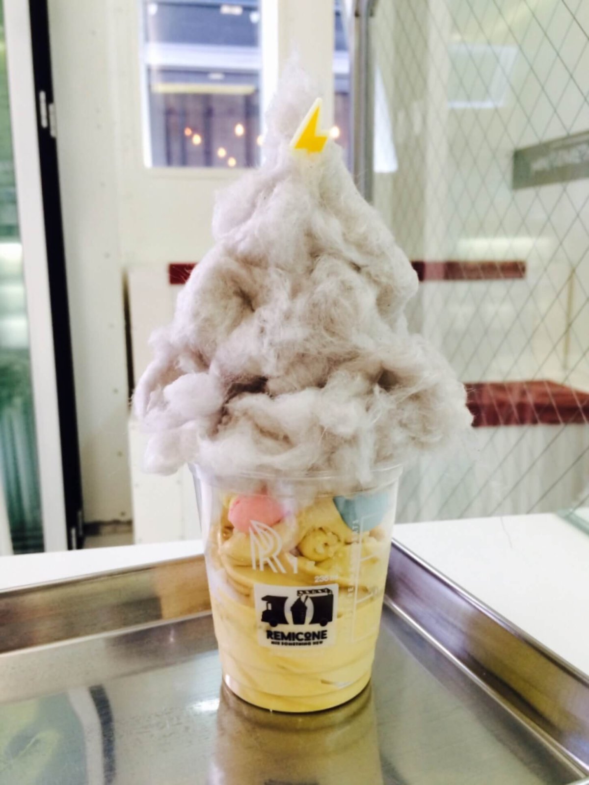 Мороженое Mochi в руке