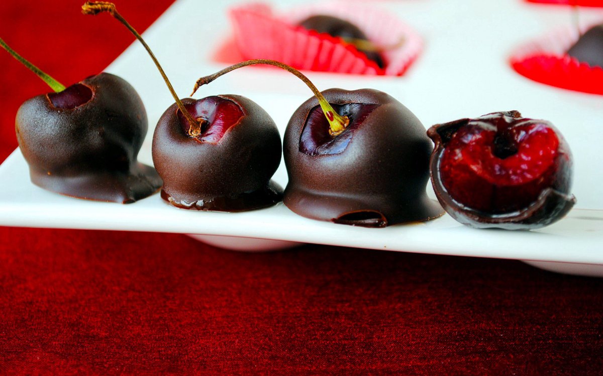 День вишни в шоколаде National Chocolate covered Cherry Day США