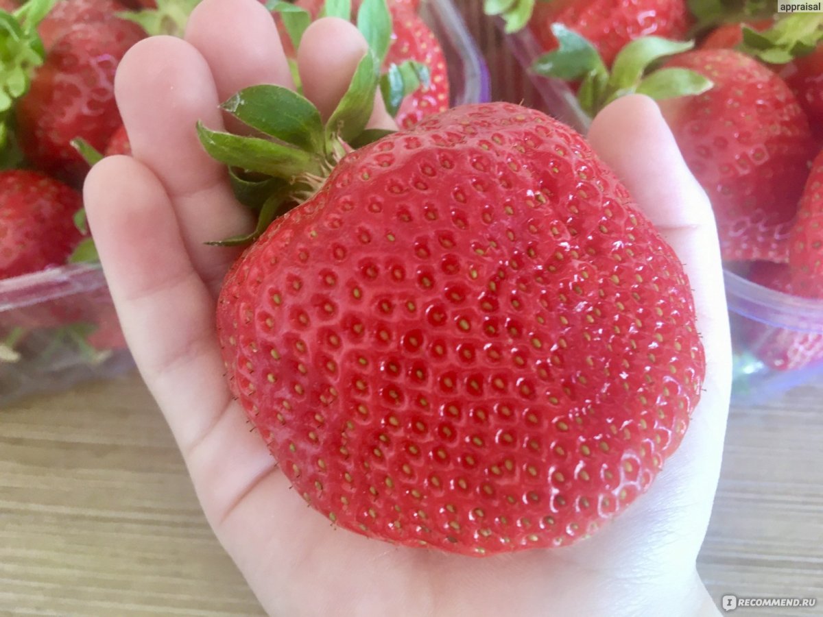 Сердце из клубники на торте