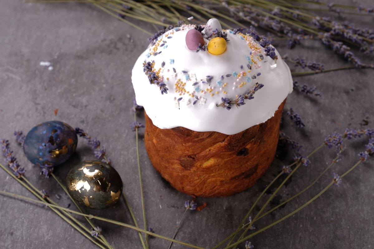 Пасхе яйца и кулич в коробке