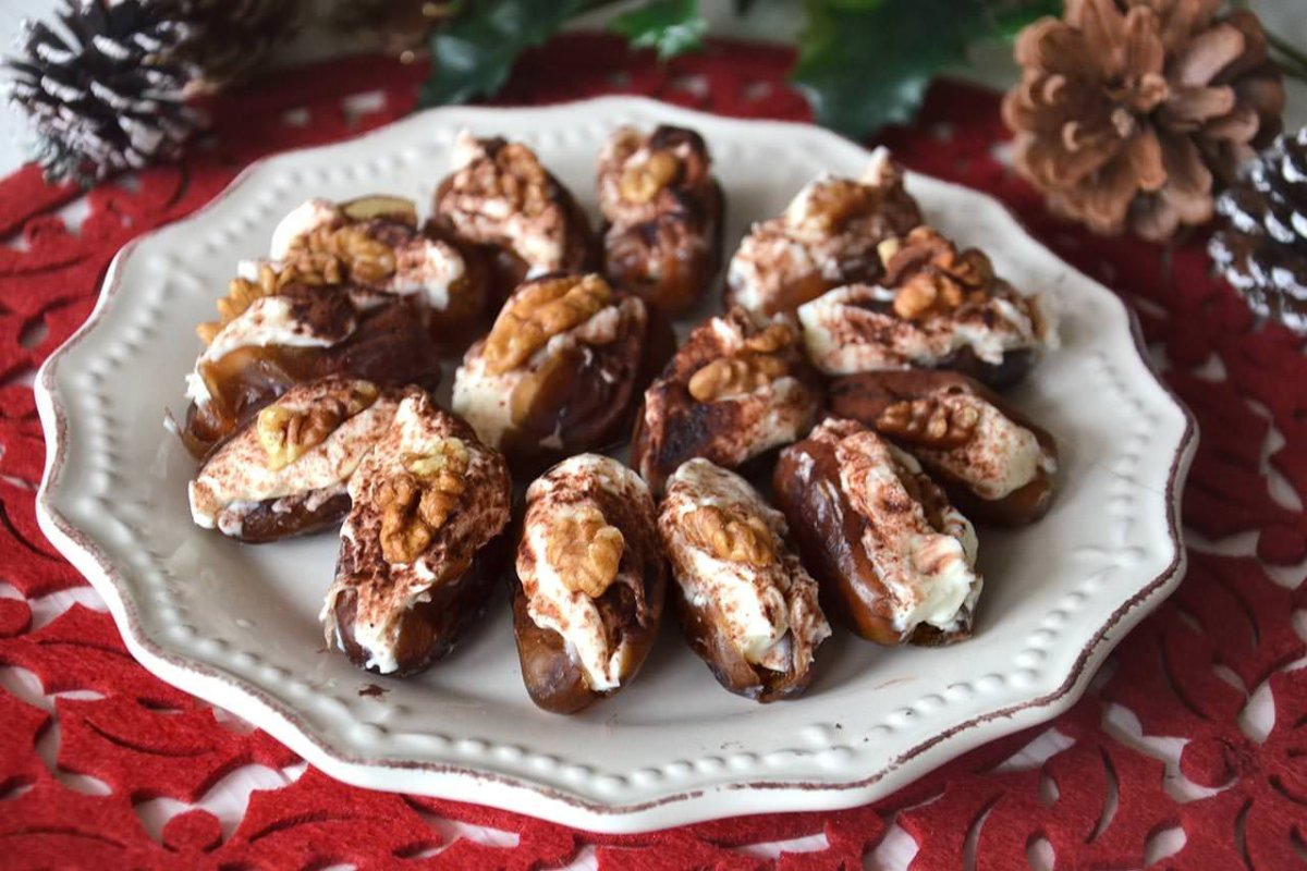 Финики с сыром Бри