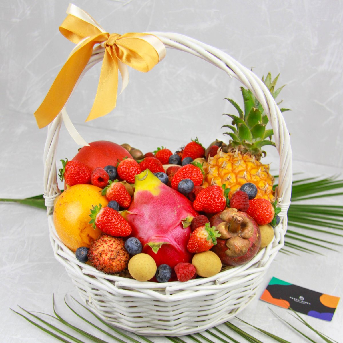 Корзина с фруктами и цветами