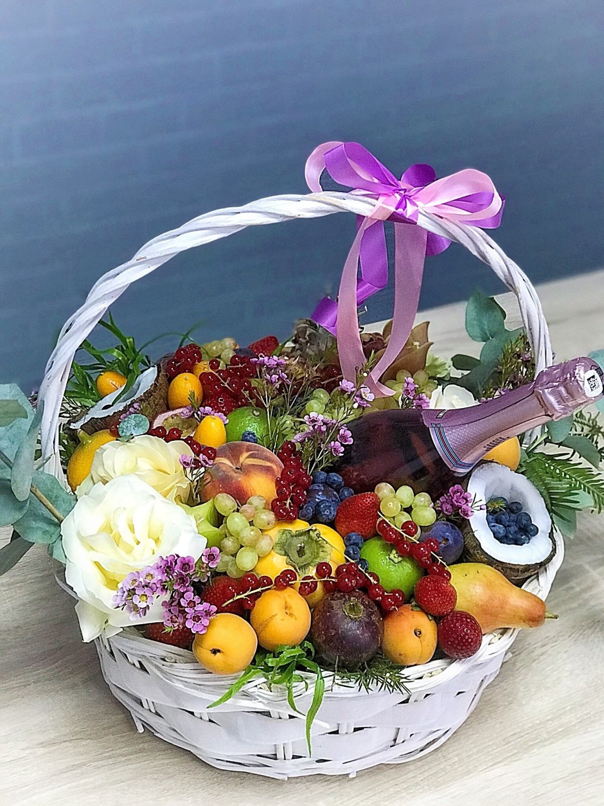 Фруктовая корзина из ананаса
